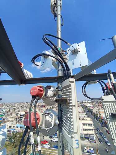 Cyber Antennas A20 delivering twice the downlink signal and SNR as RFE 30° symmetrical horns.